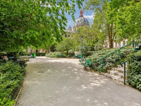 Paris VIII - Appartement 3 pièces avec vue jardin - Saint-August