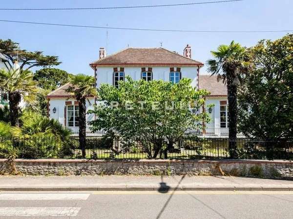 Maison 11 pièces 630 m²