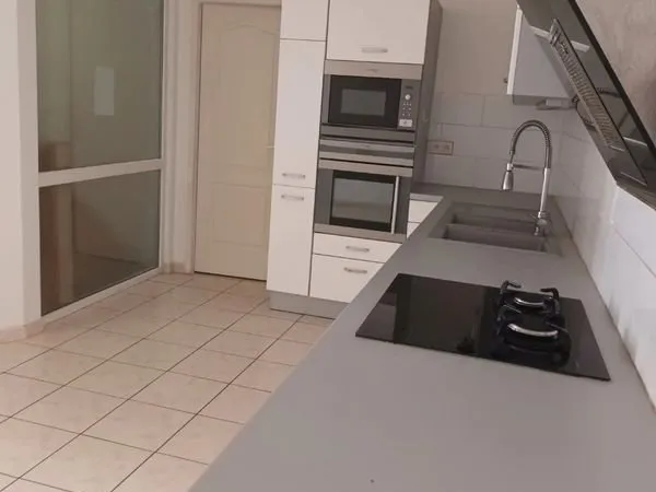 A LOUER au centre du village de Roiffieux bel appartement 95m2 avec garage 2 chambres cuisine équipé