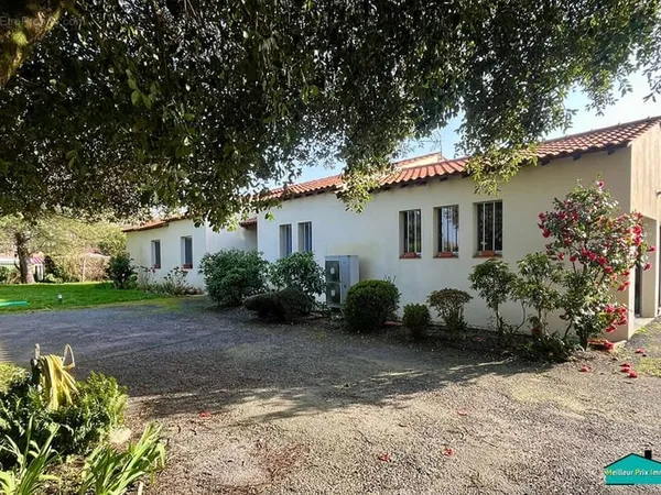 Maison plain-pied avec piscine. Village recherché de Machecoul