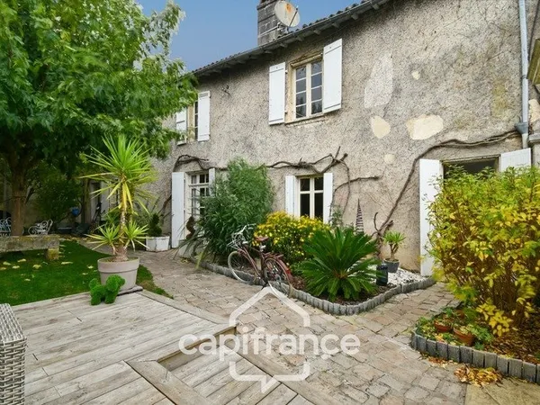 Maison de caractère à vendre, En Charente Maritime (17)centre ville SAINT JEAN D'ANGELY, 7 pièces av