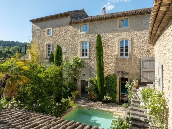 Exquise maison de village avec jardin et piscine.