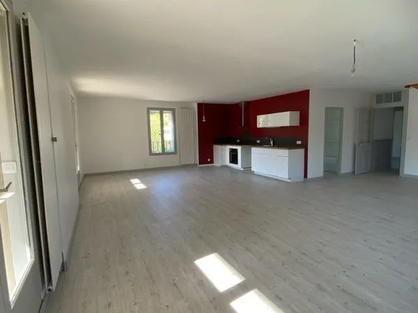 Grand appartement avec terrasse et garage disponible au 1er août