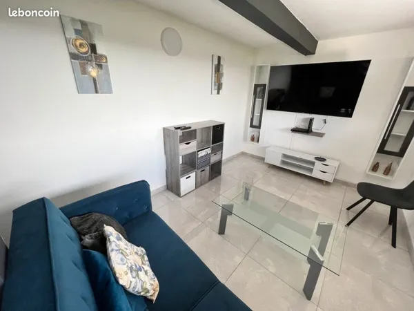 À LOUER Superbe appartement T2 meublé et climatisé avec sa petite terrasse, connecté à la fibre inte