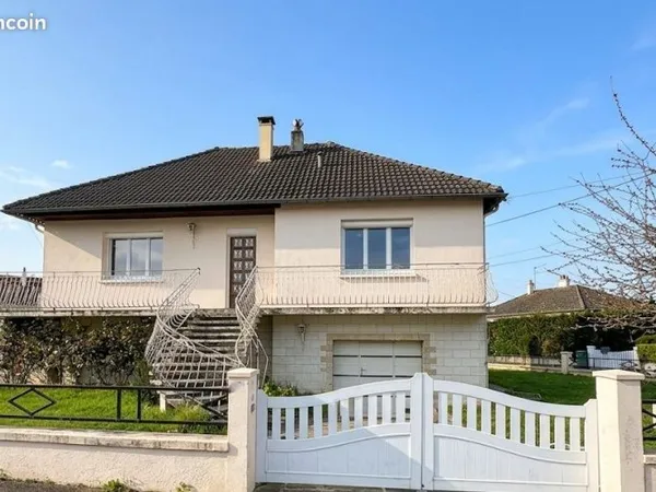 Maison familiale au calme avec jardin proche des commodités à BALLAN-MIRE