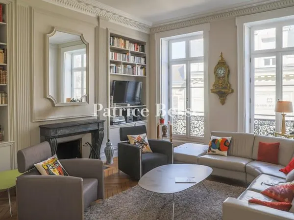 Dans le centre d'Angers, une maison de ville de 400 m², avec un studio, un deux pièces, un garage et