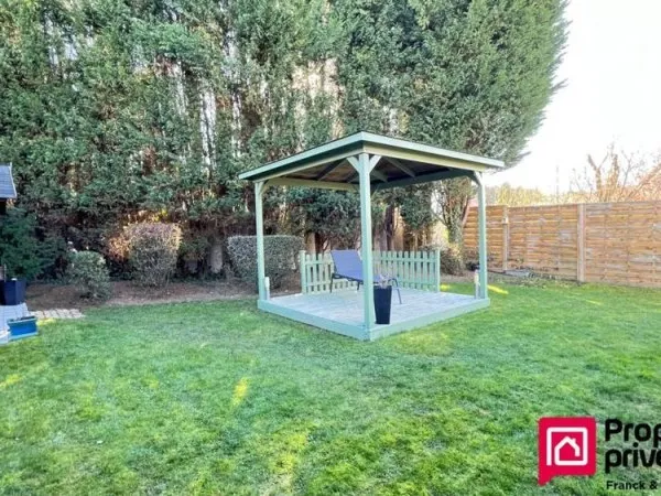 Maison individuelle - 3 chambres - 2 salles de bains - bureau - jardin - garage -166 m²