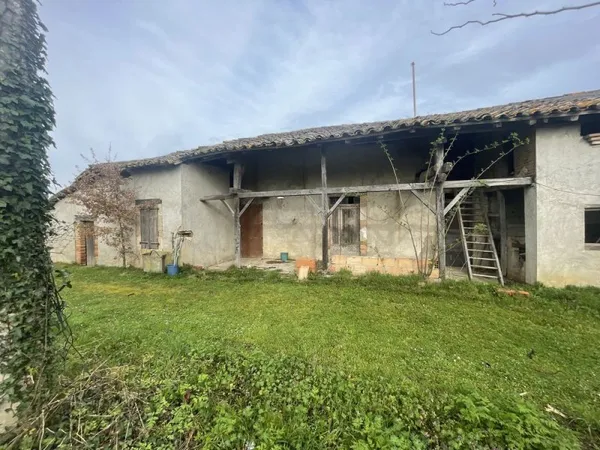 FERME A RENOVER BEAU POTENTIEL A LA CAMPAGNE