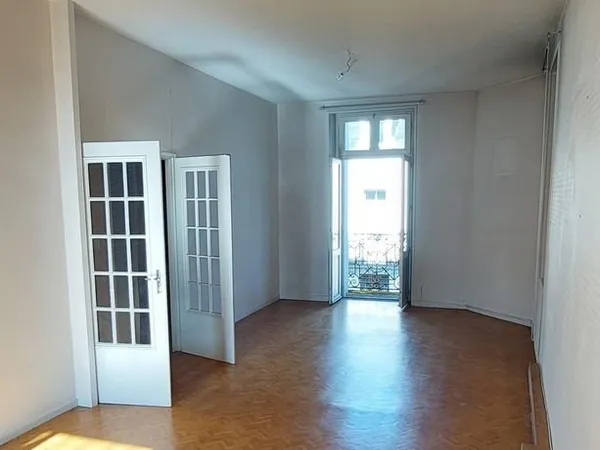 T2 de standing avec balcon très bien situé, à rénover