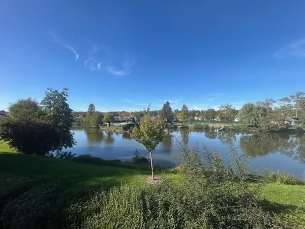 BREUILLET - PORT SUD - MAISON FAMILIALE F6 - 120 M2 - JARDIN ET LAC