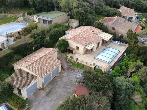 Villa de plain-pied avec piscine et vue mer