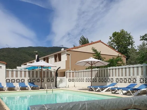 Immeuble / Résidence familiale avec piscine de 11 logements à Amélie les Bains, idéal projet profess