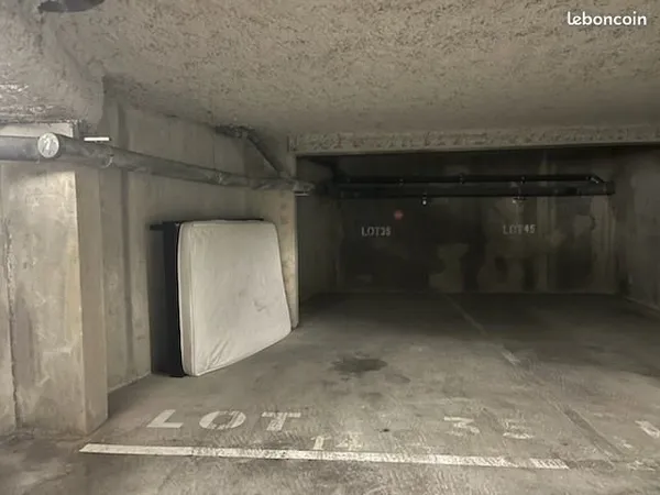Garage couvert sécurisé à louer rue Flin des Oliviers libre à partir de mars 2026