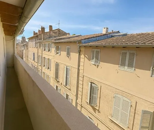Avignon, intra-muros, immeuble de 189m2 avec garage de 43m2