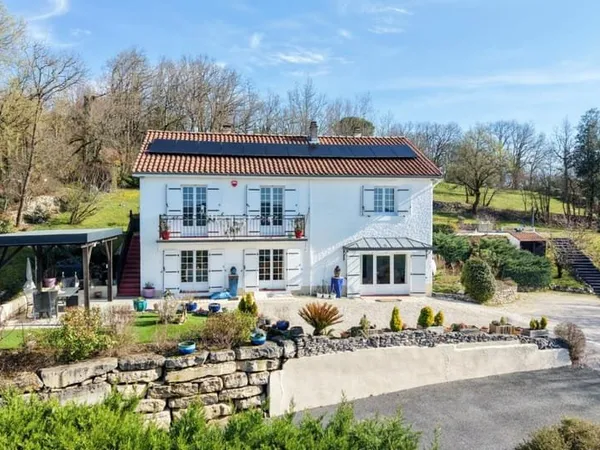 Secteur Carlux - Ravissante Maison en excellent état avec vue imprenable, piscine chauffée et garage