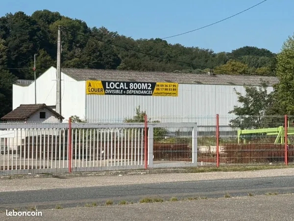 LOCAL 800m2 divisible + Dépendances À LOUER