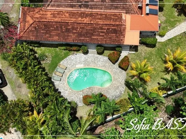 Sainte-Anne Plage - Villa T7 de 220 m²hab.+ 231m2 de terrasses - Piscine - bungalows annexes- Terrai