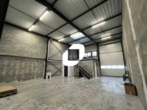 Locaux d'Activités - A LOUER - 169 m² non divisibles