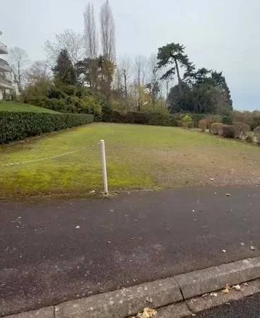 Place de parking extérieure dans résidence