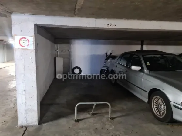 LA GRANDE MOTTE (34280) - CENTRE-VILLE - PLACE DE PARKING - SOUS-SOL - RÉSIDENCE SÉCURISÉE
