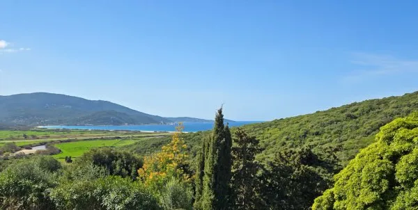 A saisir à Propriano, appartement indépendant de type 3 de 73 m2 avec jardinet et vue mer