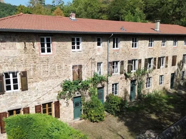 Maison 11 pièces 374 m²