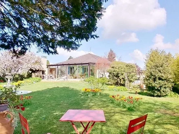 CHARMANT PAVILLON