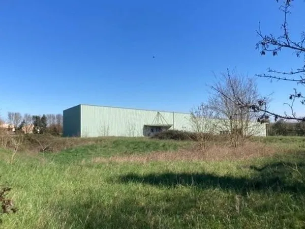 Dépôt industriel de 1500 m² sur 13.631 m² de terrain