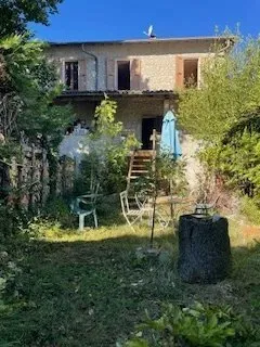 Maison en pierre avec jardin et garage