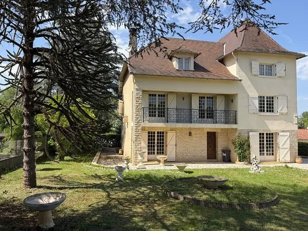 Maison Familiale, Mercues proche centre ville, de 4 chambres, sur 1300m2 de terrain.