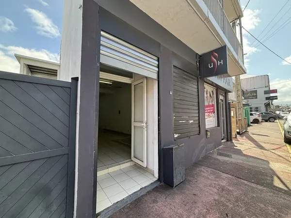 À LOUER - LOCAL COMMERCIAL - SAINT-LOUIS