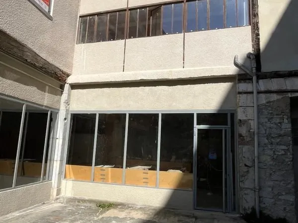 A VENDRE 145 000 LOCAL COMMERCIAL, ENTREPOT, FOND DE COUR 120 m² environ