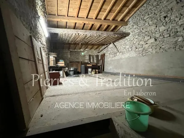 EXCLUSIVITE ! Beaux volumes à rénover à Céreste ! Beau potentiel.