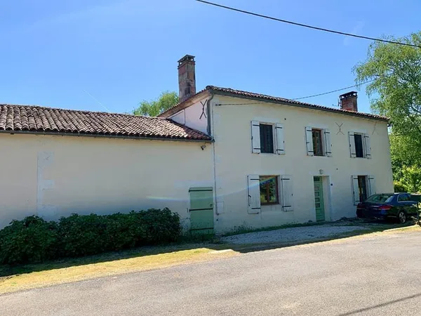 CHARENTE - Maison T6 avec Terrain, proche Champagne-Mouton
