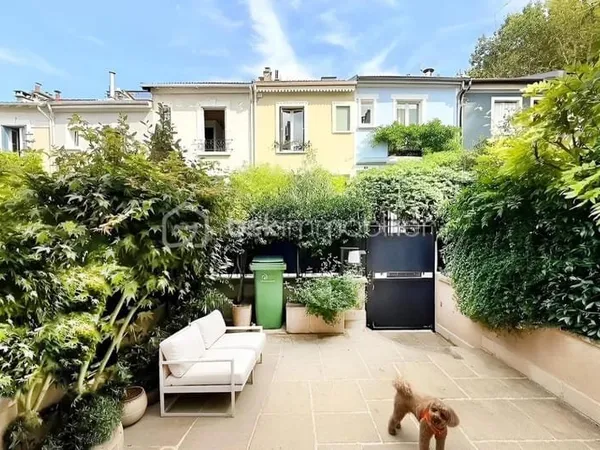 Maison traversante avec terrasse arborée