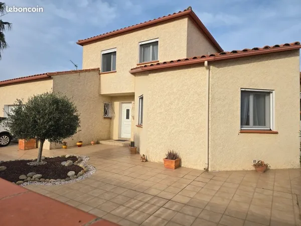 Villa 4 faces dans quartier au calme