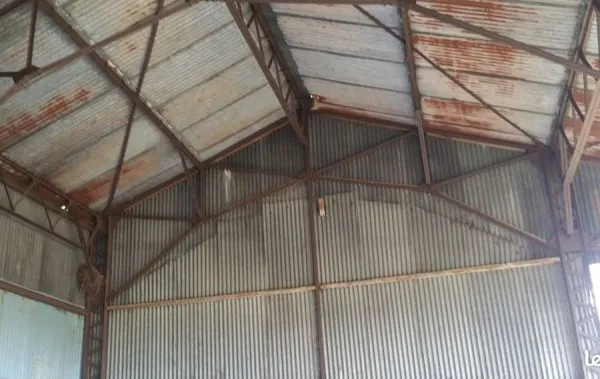 Terrain et hangar