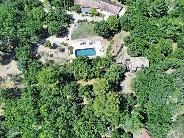 Correns : Domaine d'Exception 210m², Gîte Indépendant & Piscine au coeur du 1er Village Bio de Franc
