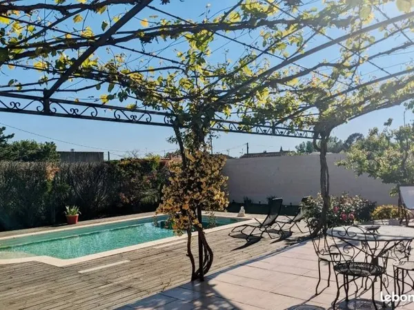 Maison plain-pied de 119 m², piscine, terrain arboré 695 m², aucun vis-à-vis