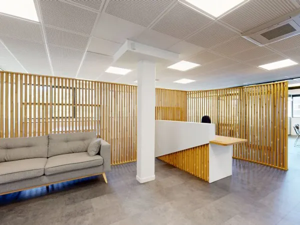 Bureaux aménagés de 140m² environ, terrasse, garage et 5 places de parkings