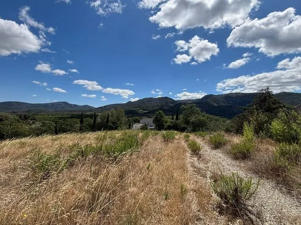Terrain 10736 m²