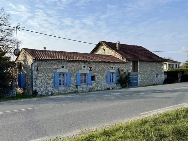 Charmante maison en pierre avec dépendances sur un terrain arboré
