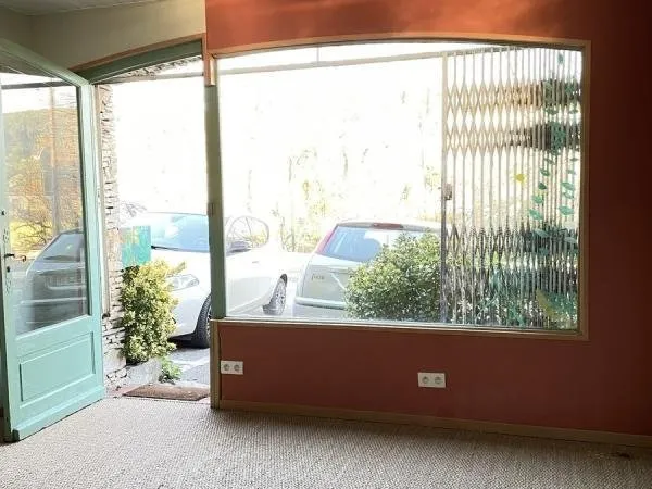 Ceyreste sur l'avenue Julien. Joli local rénové de 22 m² avec vi