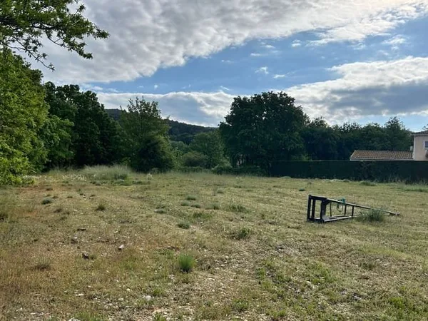 Terrain 240 m²