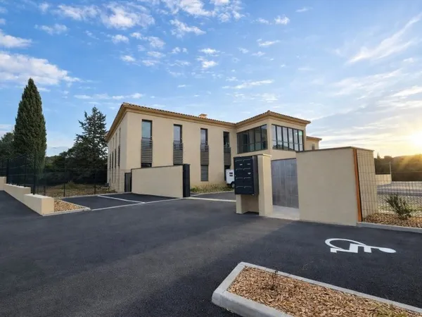 BOUC-BEL-AIR - Bureau neuf de 43.51m2 avec jardin et stationnements