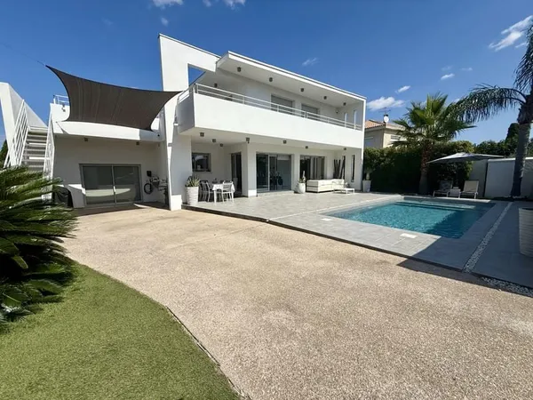 VILLA COMTEMPORAINE AVEC DEUX APPARTEMENTS INDÉPENDANTS