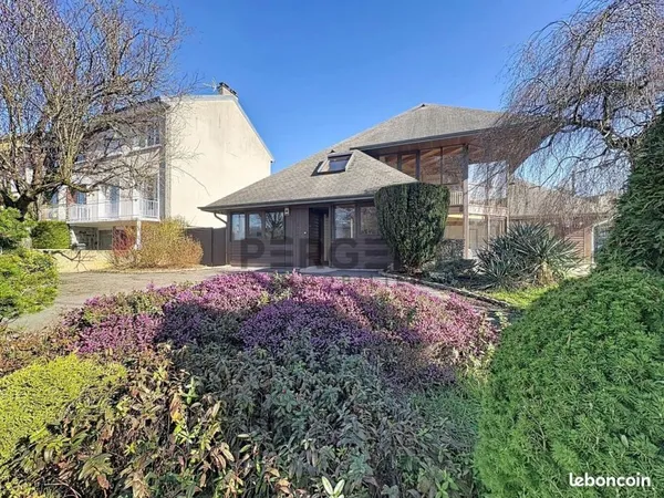 Maison 8 pièces 215 m²