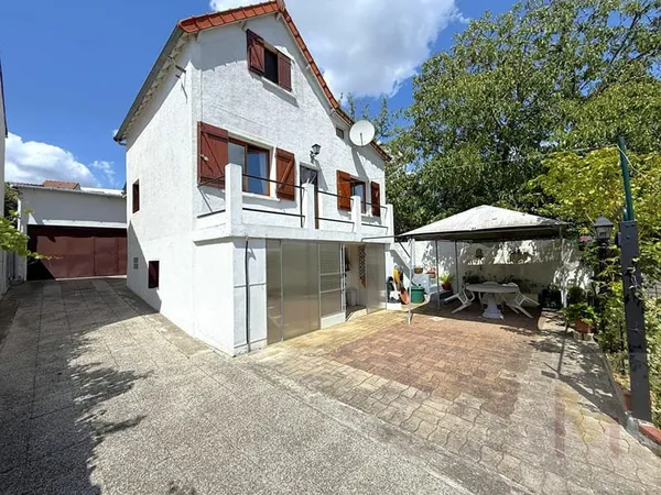 Maison avec garage, jardin sur 590 m² de terrain.