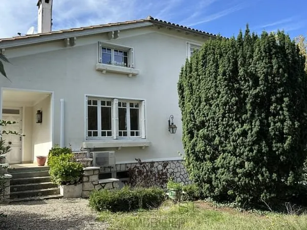 Maison de charme à pied des commerces .
