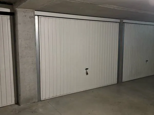 Grand garage sécurisé